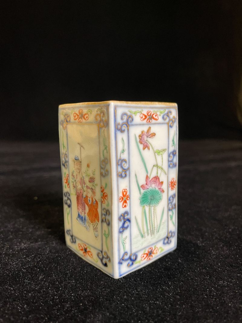 清乾隆 青花加粉彩描金人物花卉纹四方笔筒 - 图3