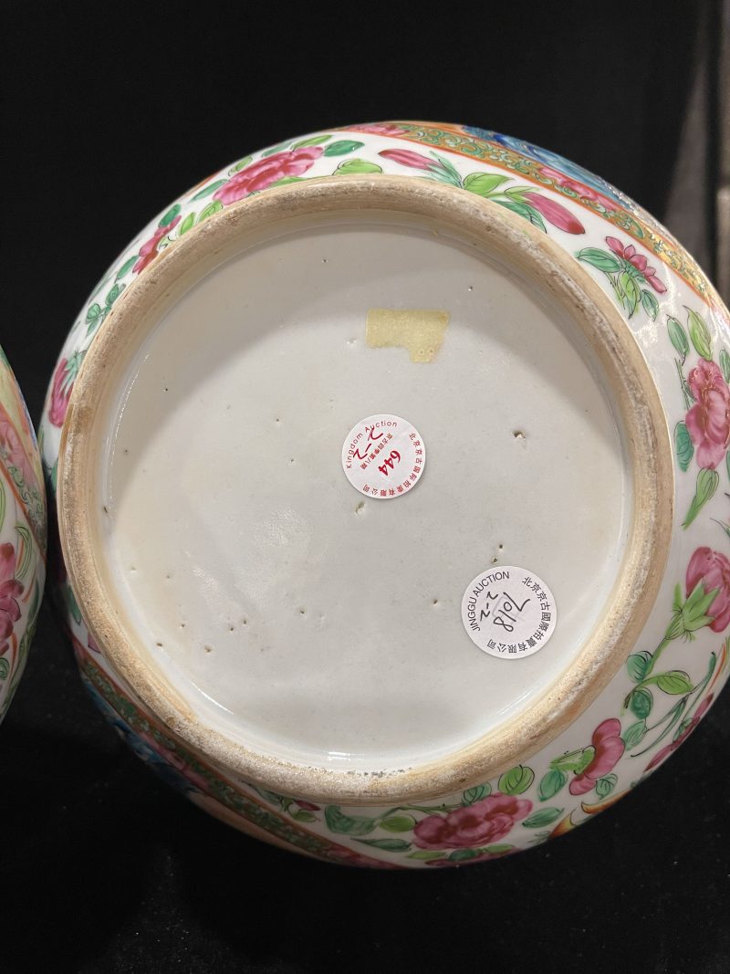 清乾隆 广彩人物纹荸荠瓶一对 - 图14