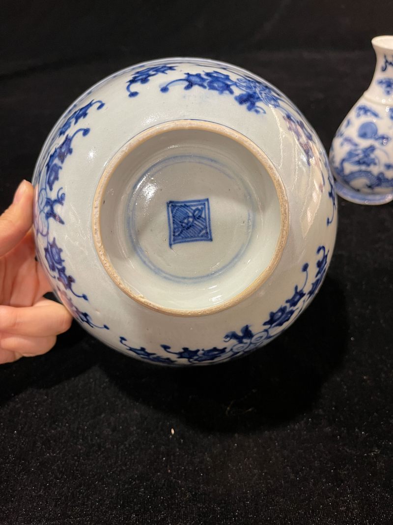 清 青花山水纹香炉、花卉纹碗、龙凤纹小瓶一组3件 - 图7