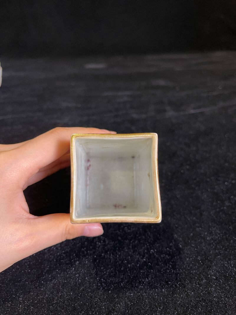 清乾隆 青花加粉彩描金人物花卉纹四方笔筒 - 图4