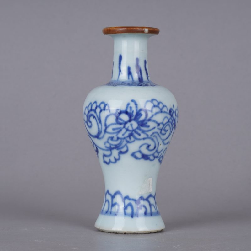 青顺治 青花线描缠枝莲纹瓶 - 图1