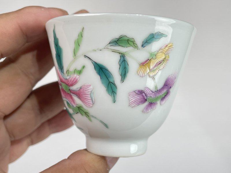 解放后 粉彩花蝶纹小杯 - 图2