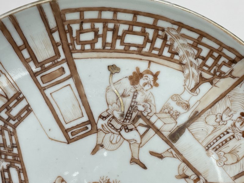 清嘉庆 矾红描金人物盘 - 图2