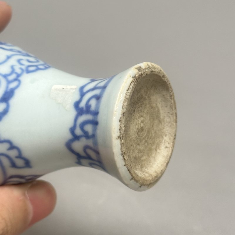 青顺治 青花线描缠枝莲纹瓶 - 图5