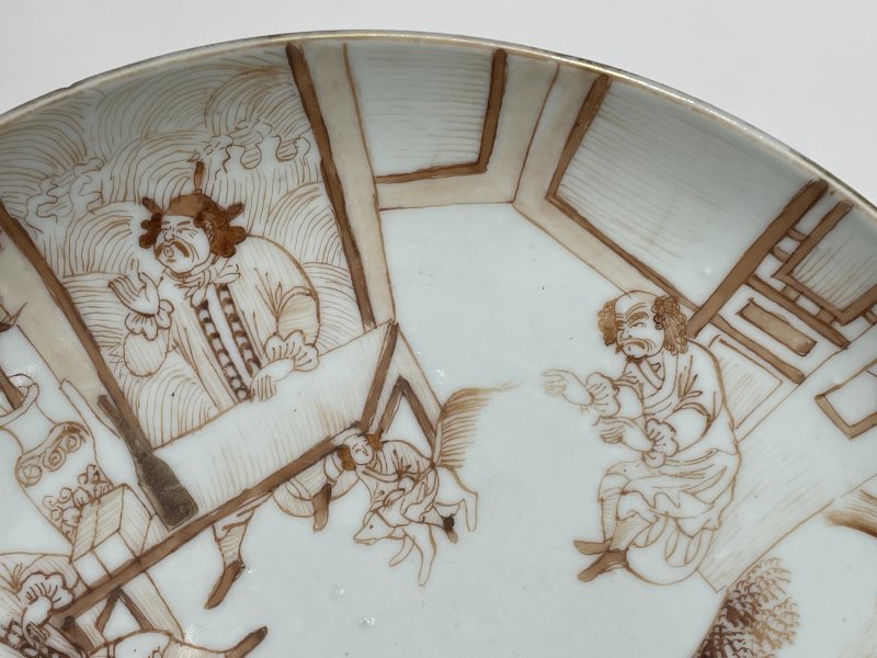 清嘉庆 矾红描金人物盘 - 图3