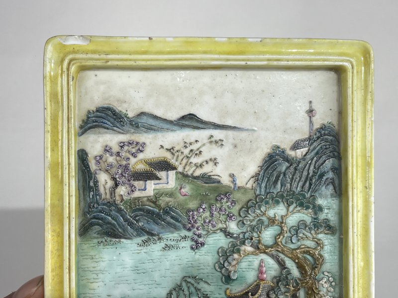 清中期 粉彩堆塑人物山水纹瓷板插屏 - 图2