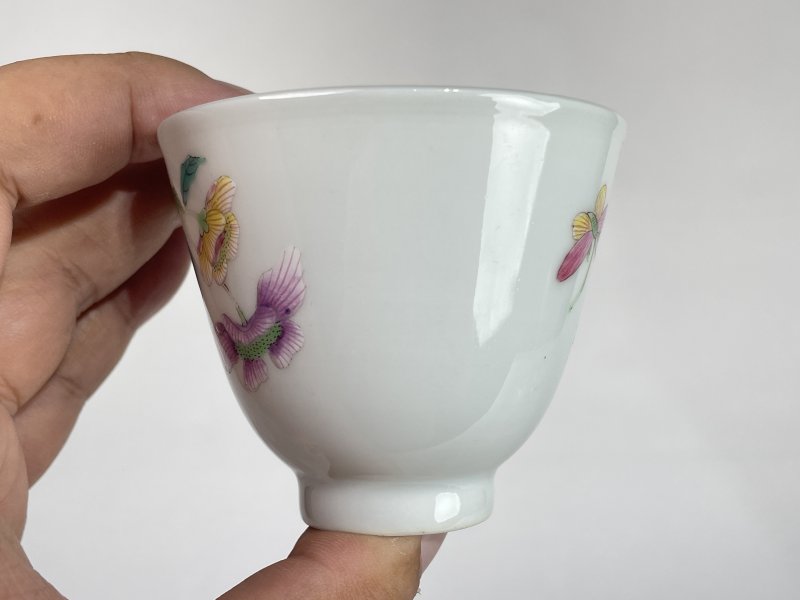 解放后 粉彩花蝶纹小杯 - 图5