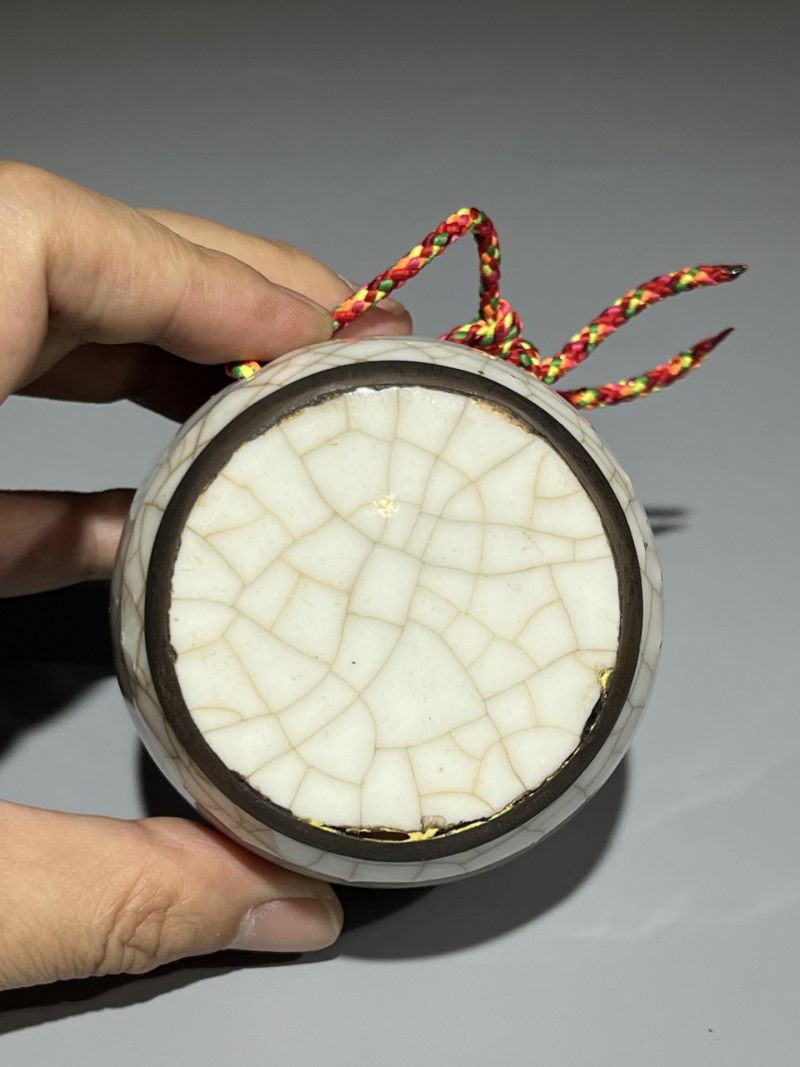    清中期 哥釉钟鼓型挂件 一组两件 - 图7