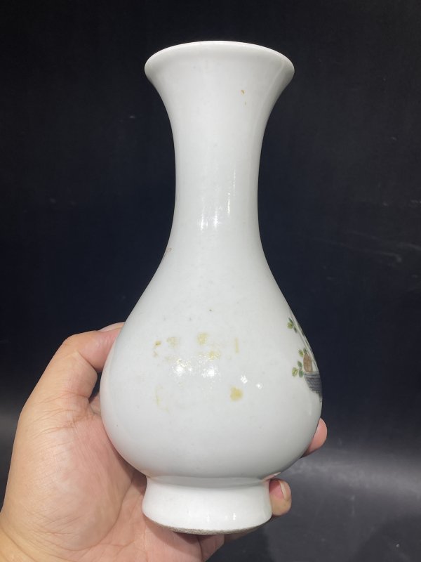 解放后 粉彩人物琵琶瓶 - 图3