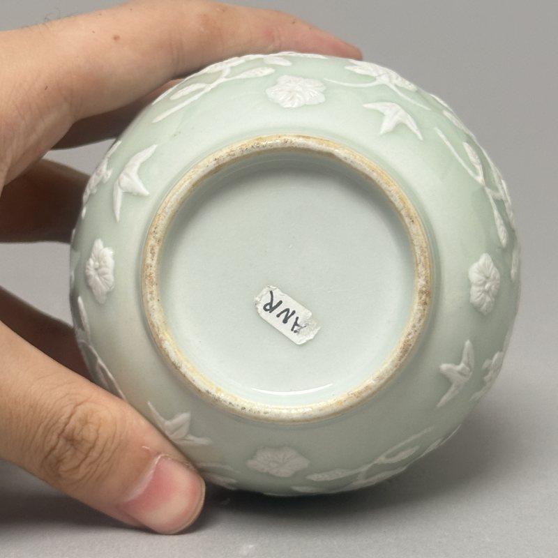 清中期 豆青釉加白蝶恋花玉壶春瓶 - 图4
