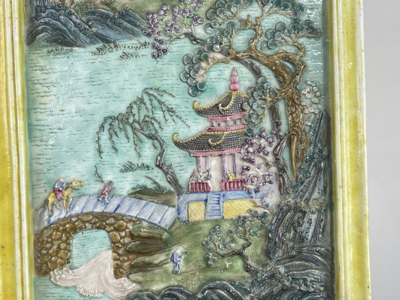 清中期 粉彩堆塑人物山水纹瓷板插屏 - 图3