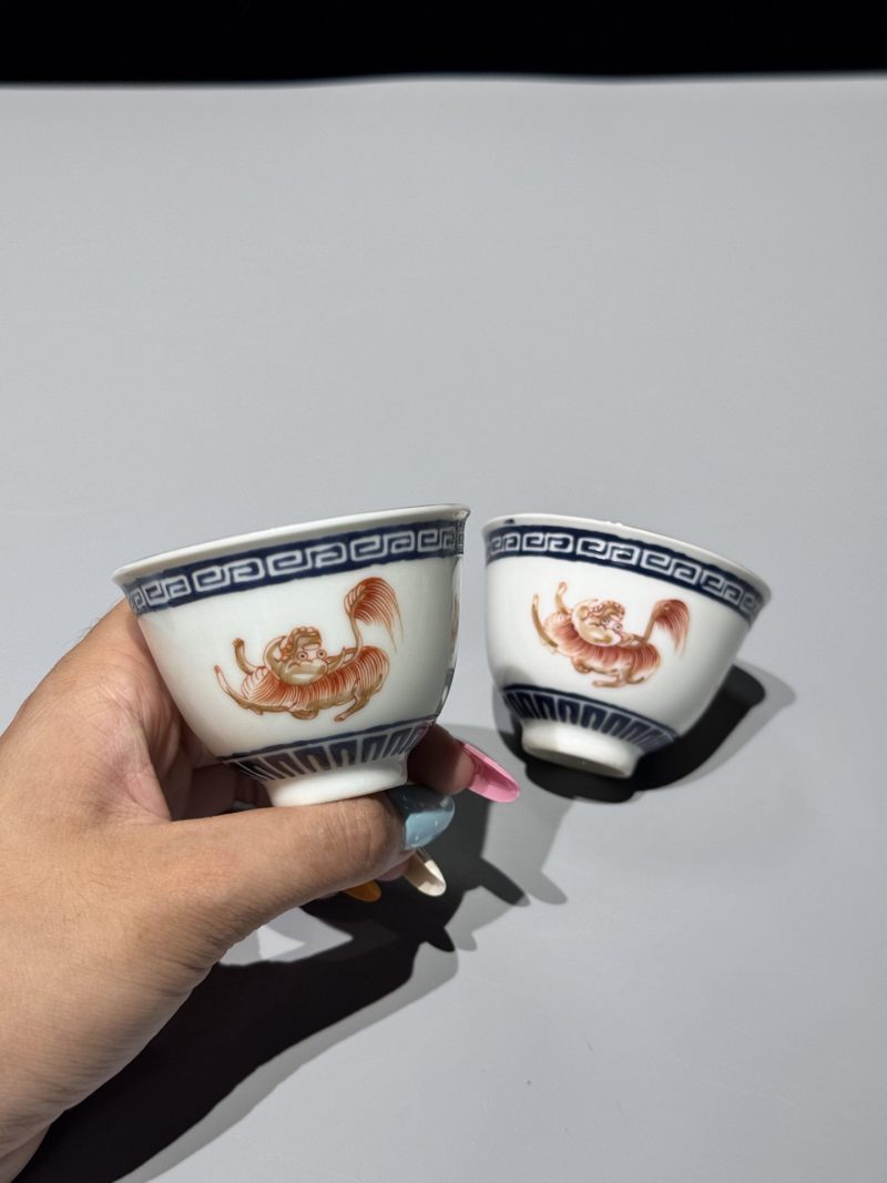    清中期 青花矾红狮子纹杯一对 - 图2