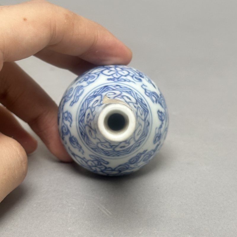 清康熙 青花线描缠枝莲纹瓶 - 图3