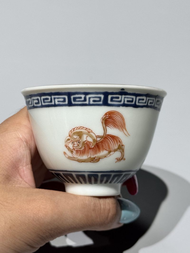    清中期 青花矾红狮子纹杯一对 - 图3