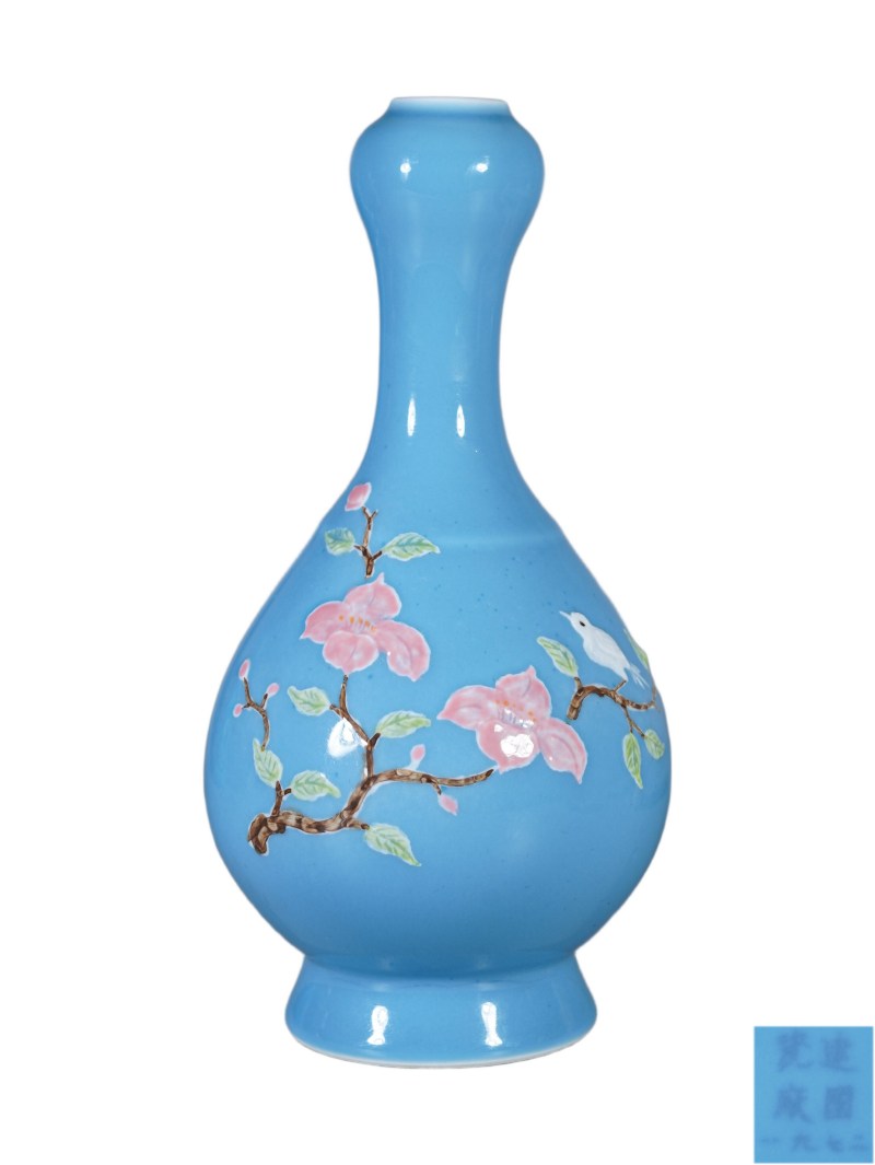    蓝地堆塑花鸟纹蒜头瓶 - 图1