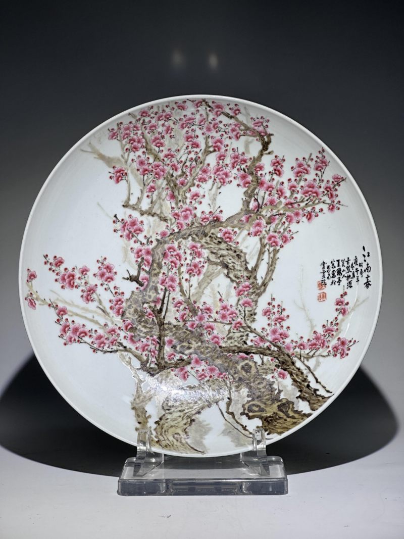    王鹤亭 粉彩《江南春》梅花纹大盘 - 图2