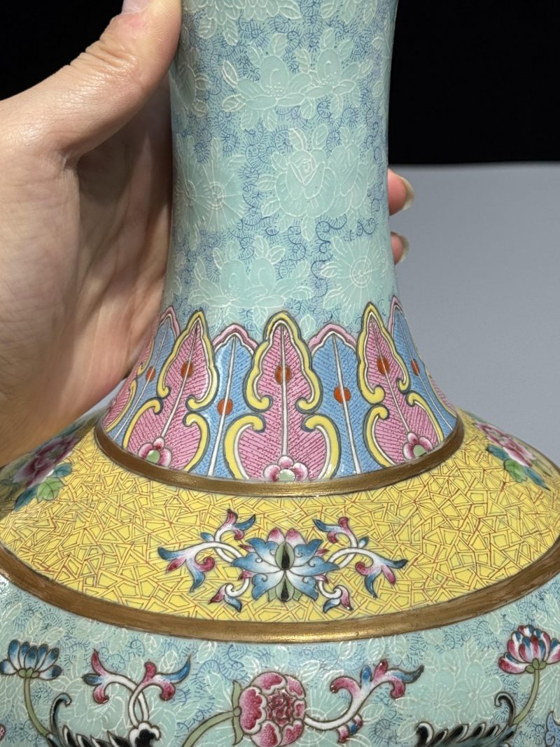    粉彩开窗花鸟纹赏瓶 - 图9