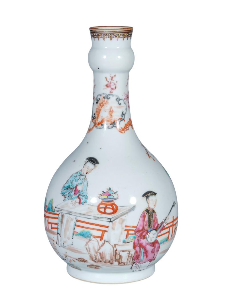    清乾隆 广彩人物纹蒜头瓶