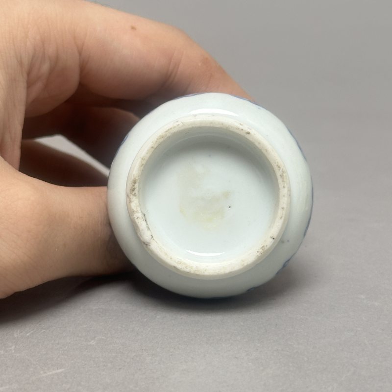 清康熙 青花线描缠枝莲纹瓶 - 图4