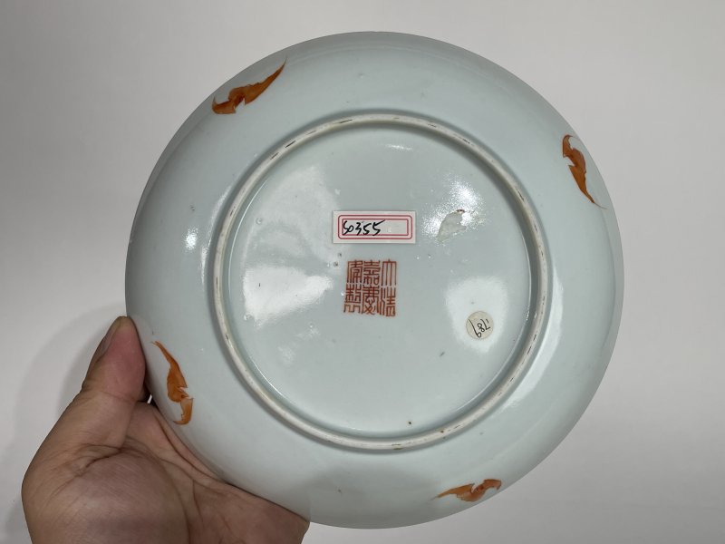 清嘉庆 矾红描金人物盘 - 图7