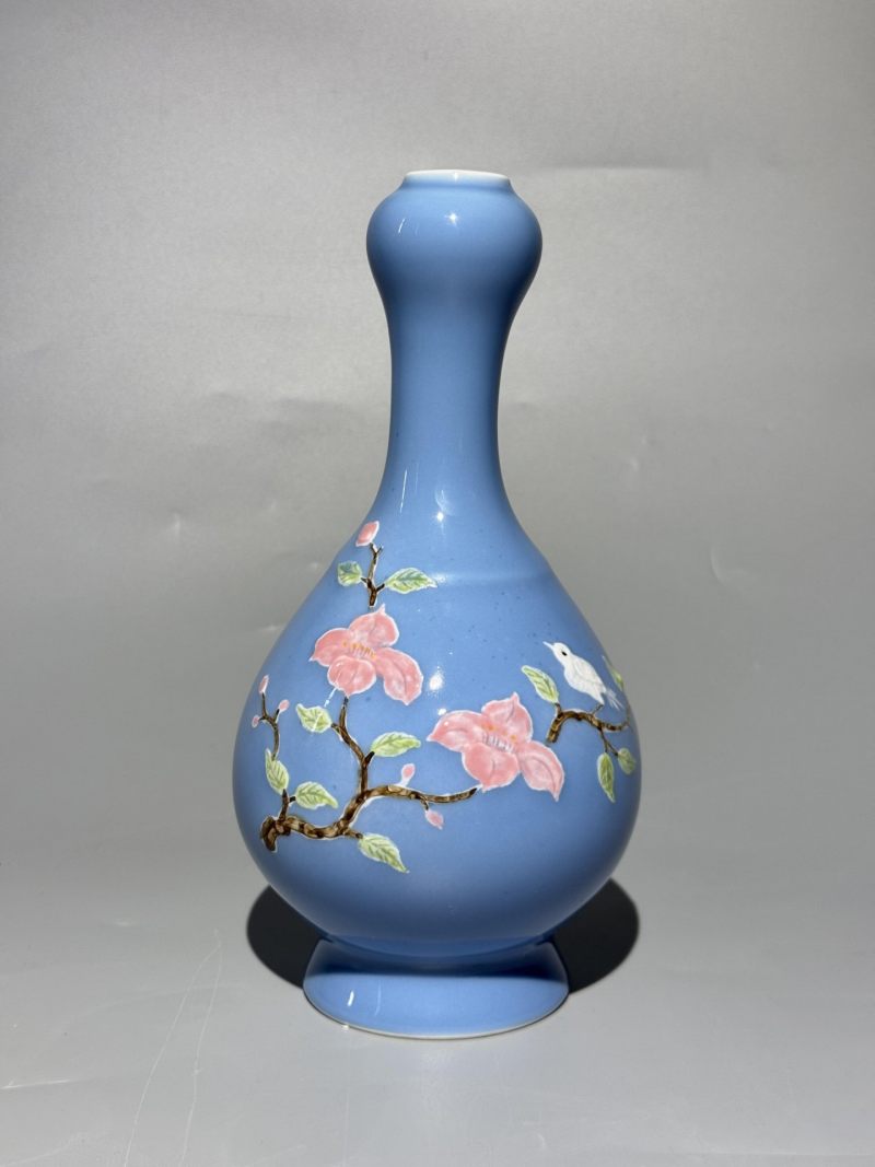    蓝地堆塑花鸟纹蒜头瓶 - 图2