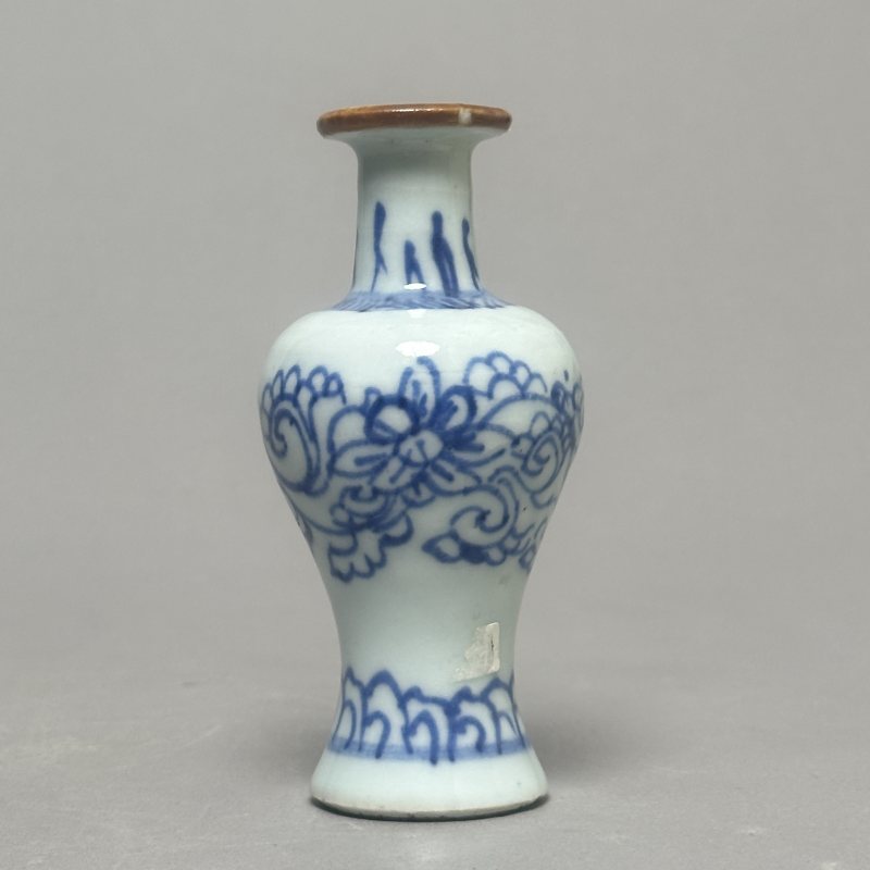青顺治 青花线描缠枝莲纹瓶 - 图2