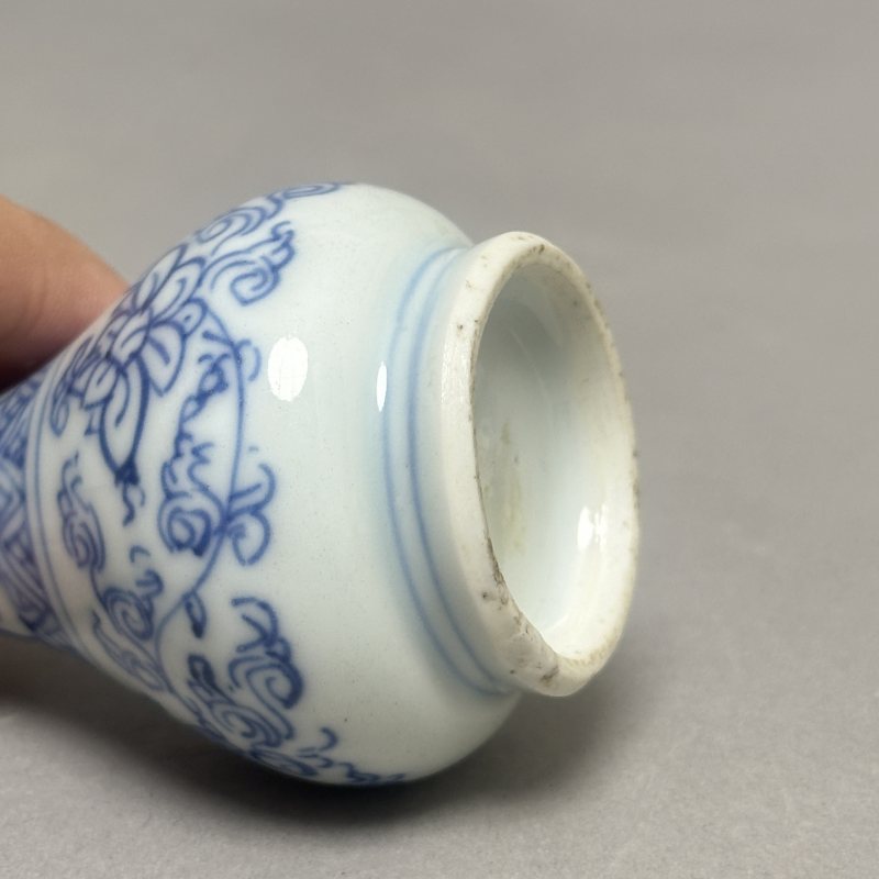 清康熙 青花线描缠枝莲纹瓶 - 图5