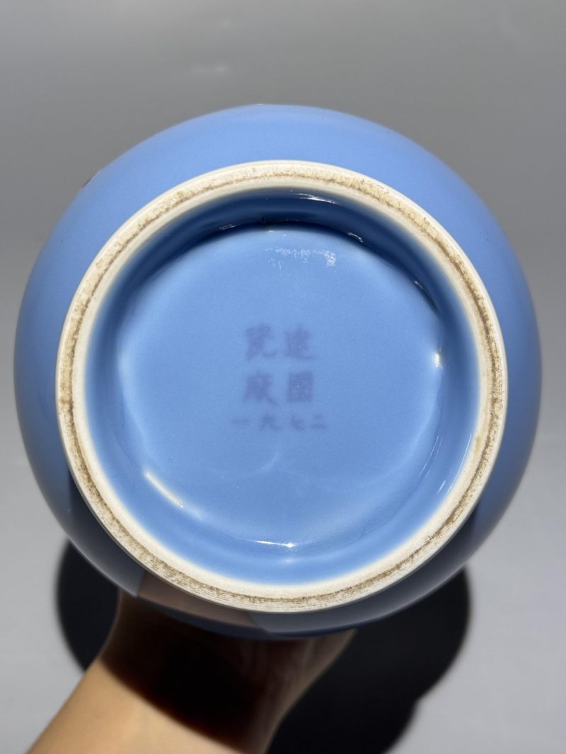    蓝地堆塑花鸟纹蒜头瓶 - 图3