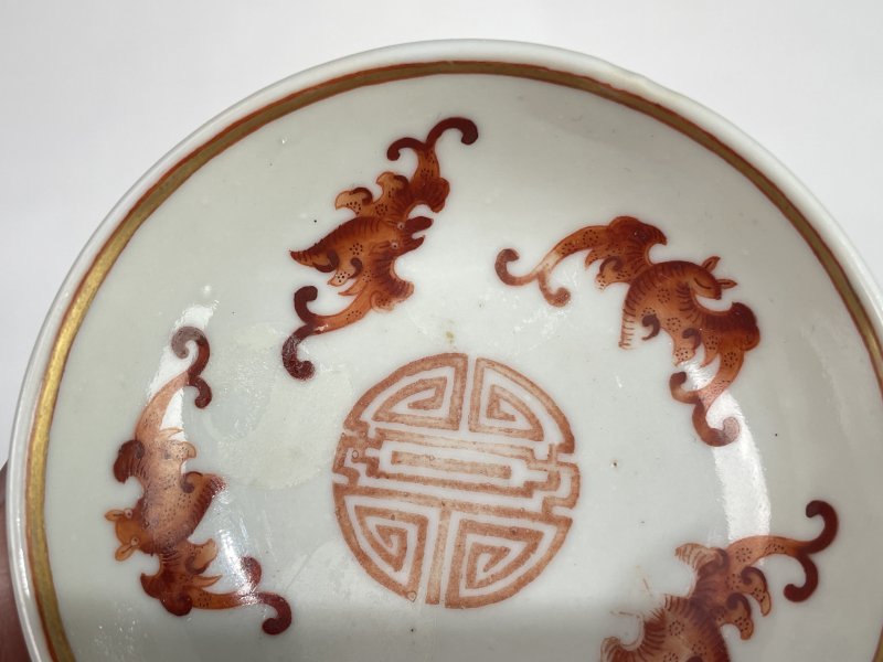 清同治 粉彩矾红福寿纹小盘 - 图2