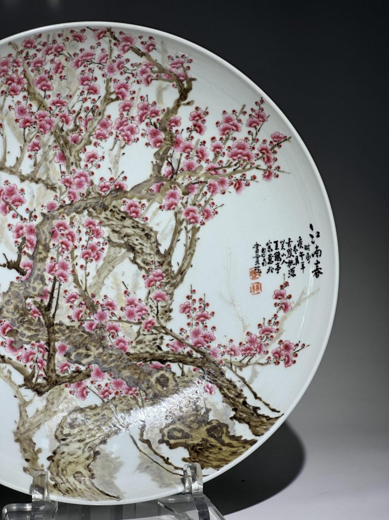    王鹤亭 粉彩《江南春》梅花纹大盘 - 图5