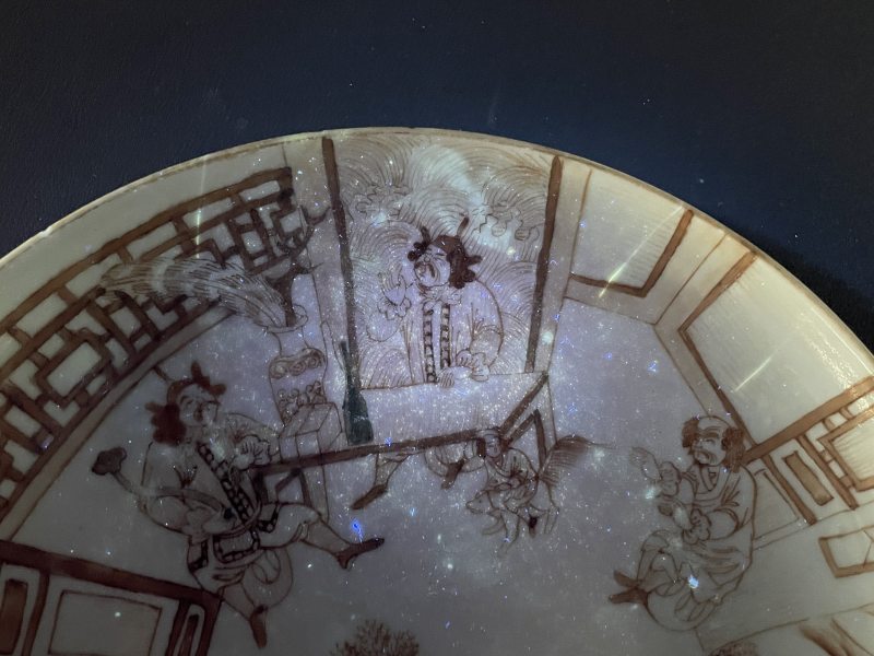 清嘉庆 矾红描金人物盘 - 图9
