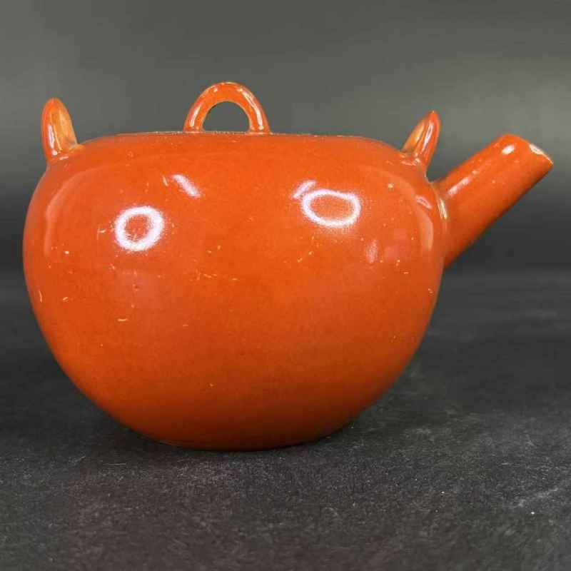 清同治 珊瑚红釉壶