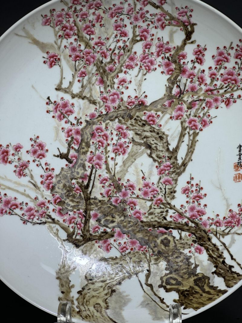    王鹤亭 粉彩《江南春》梅花纹大盘 - 图6