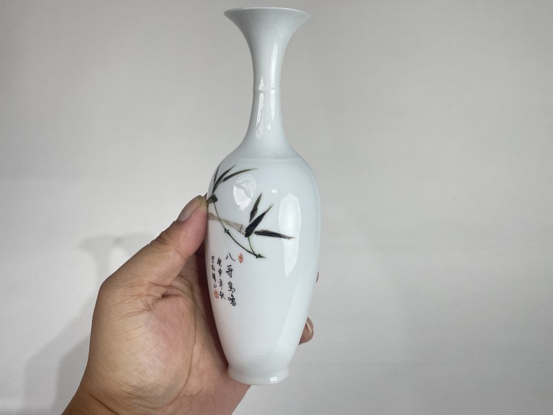 解放后 粉彩八哥图柳叶瓶 - 图2