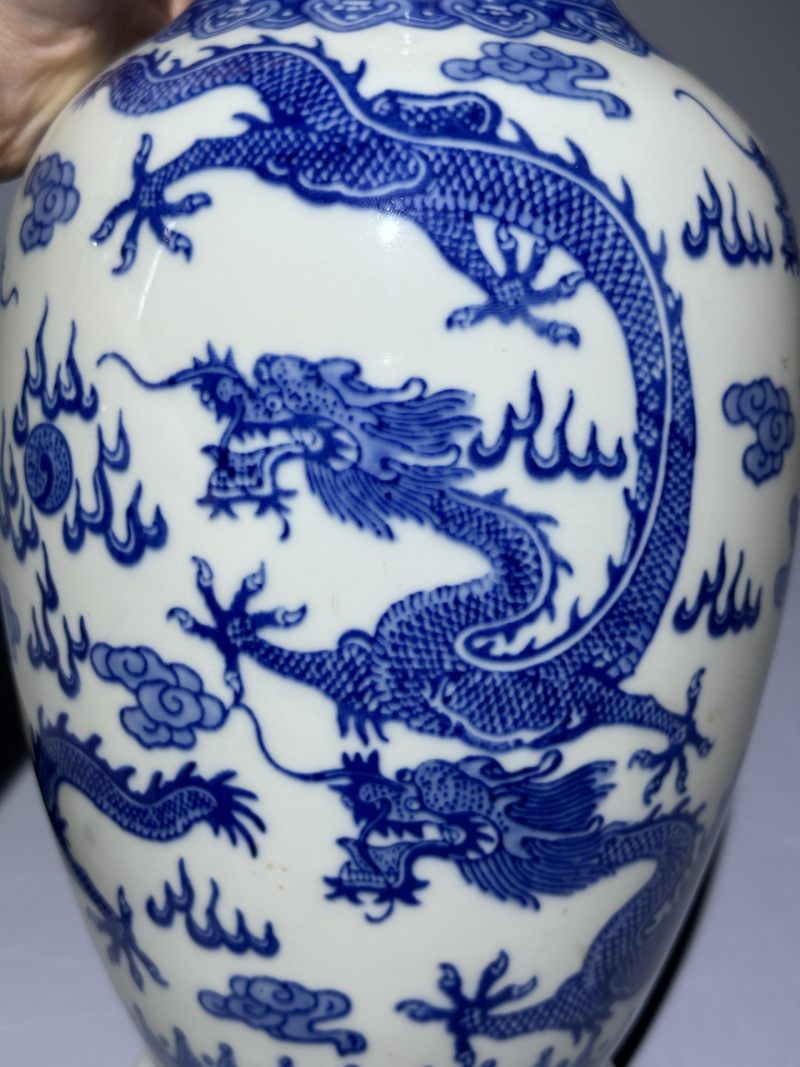    青花云龙纹盘口瓶 - 图9
