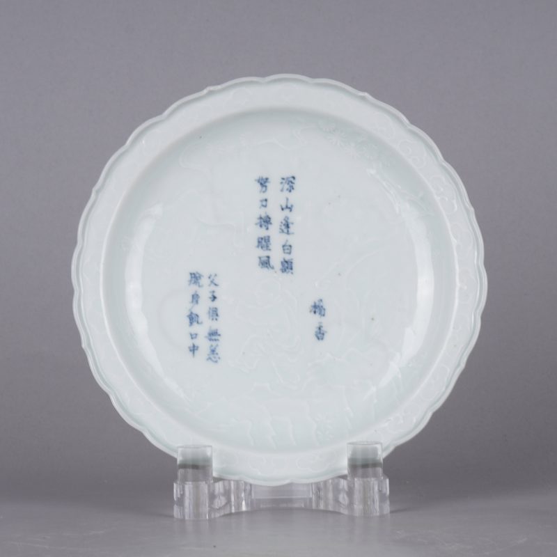 清中期 白釉剔刻人物图青花诗文花口盘 - 图1