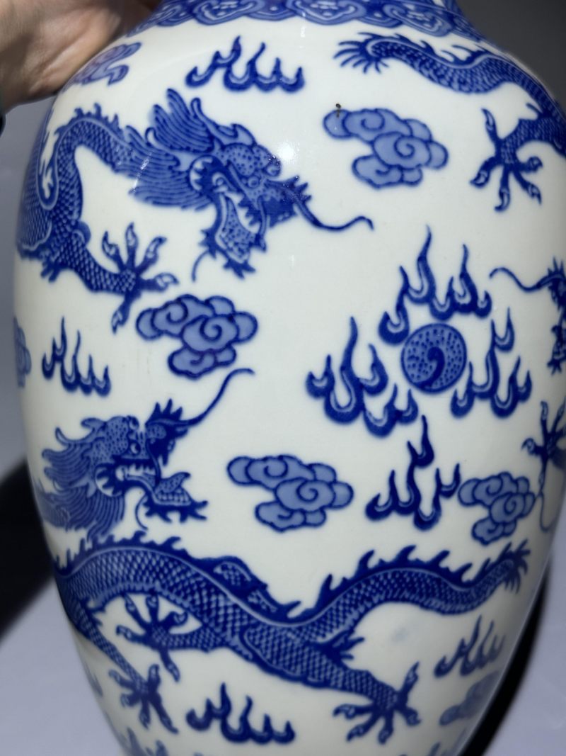    青花云龙纹盘口瓶 - 图10