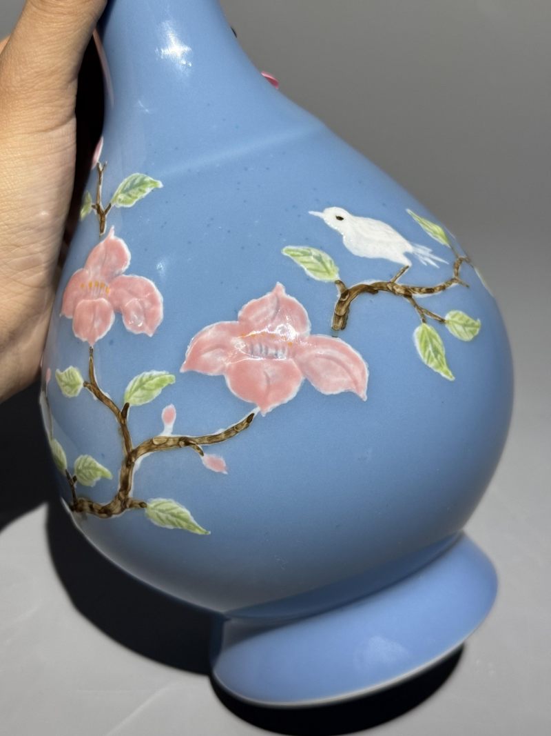    蓝地堆塑花鸟纹蒜头瓶 - 图7