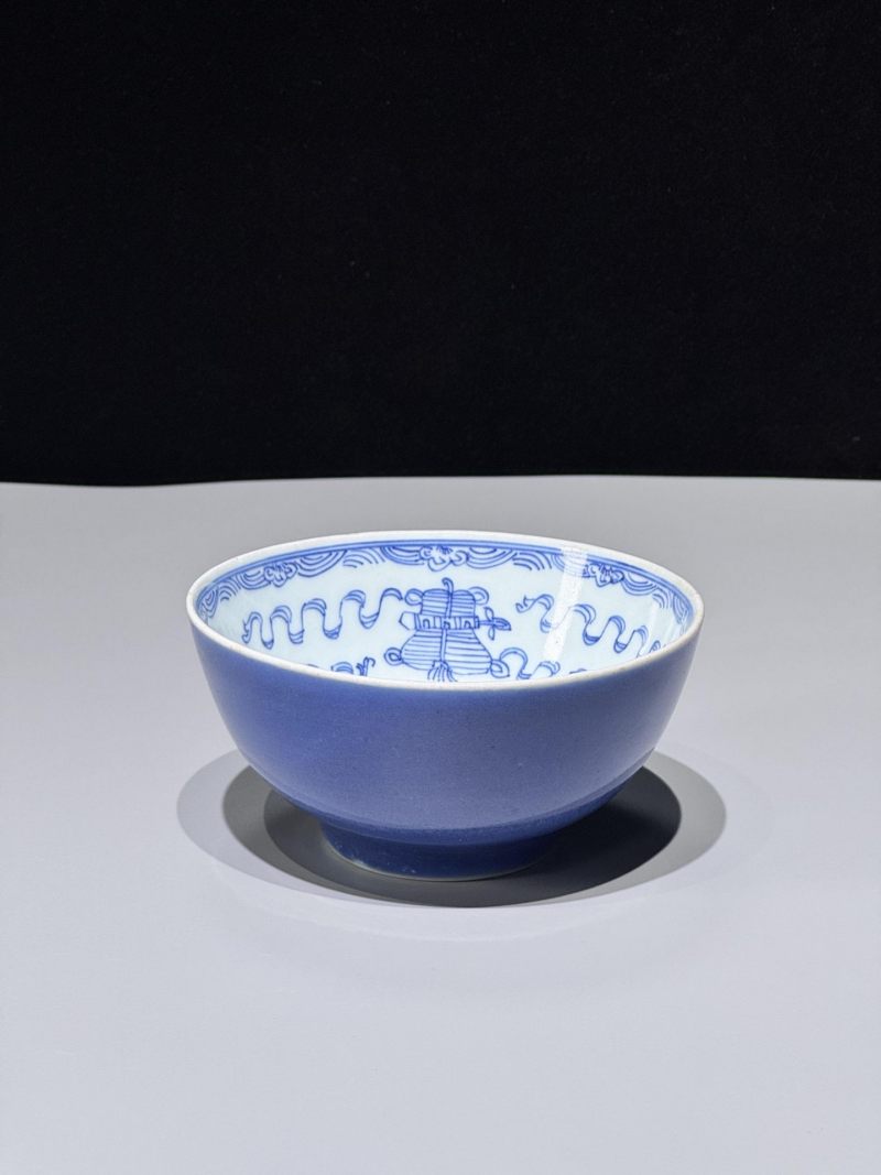    清嘉庆 外霁蓝釉内淡描青花八宝纹碗 - 图2
