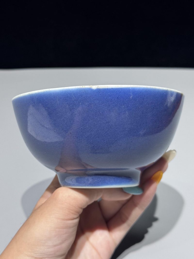    清嘉庆 外霁蓝釉内淡描青花八宝纹碗 - 图3