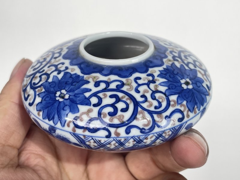 清  青花釉里红缠枝花卉纹水盂 - 图3