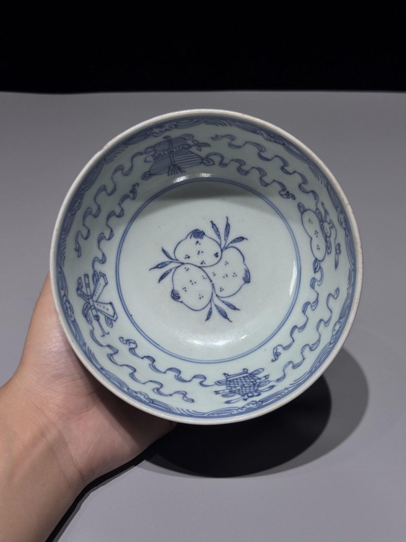    清嘉庆 外霁蓝釉内淡描青花八宝纹碗 - 图4