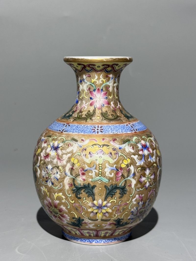    金地粉彩缠枝花卉撇口瓶 - 图2