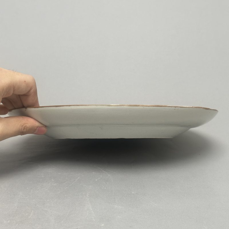 清雍正 矾红墨彩描金图人物图盘一对 - 图3