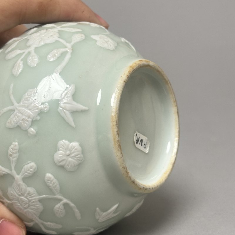 清中期 豆青釉加白蝶恋花玉壶春瓶 - 图5