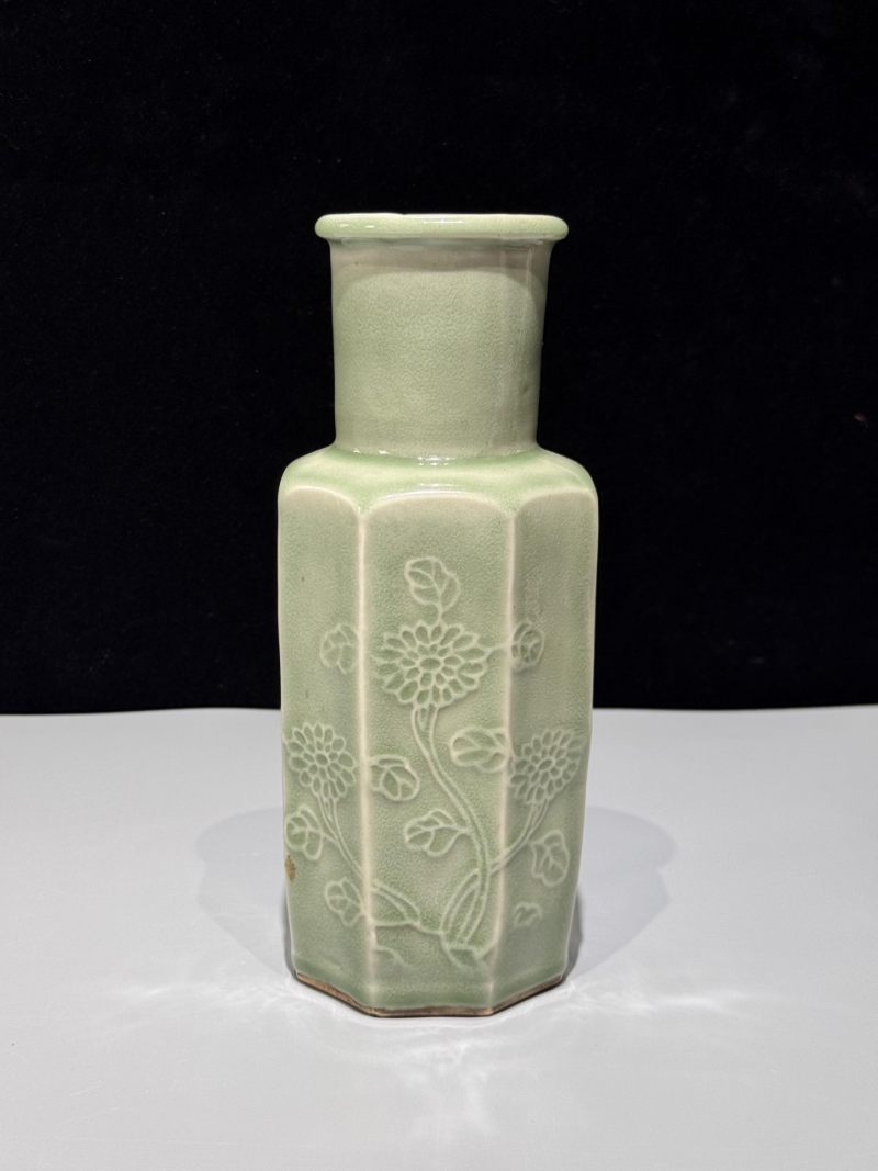    青釉刻花卉纹棒槌瓶 - 图2