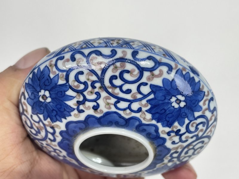清  青花釉里红缠枝花卉纹水盂 - 图4