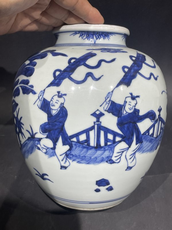 解放后 青花麒麟送子图罐 - 图3