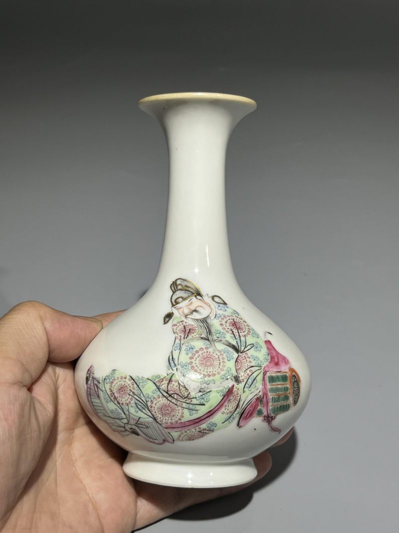    清道光 粉彩无双谱小荸荠瓶 带底座 - 图3