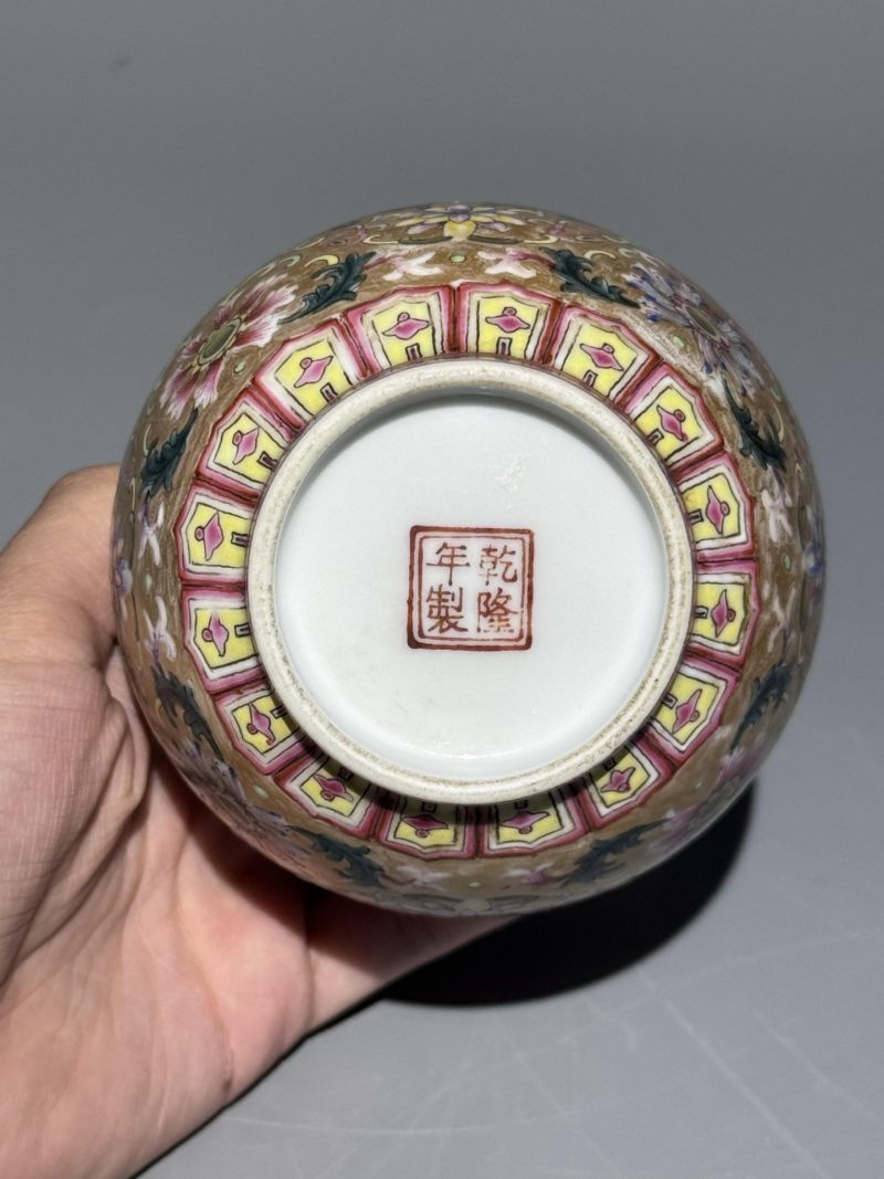    金地粉彩缠枝花卉撇口瓶 - 图3